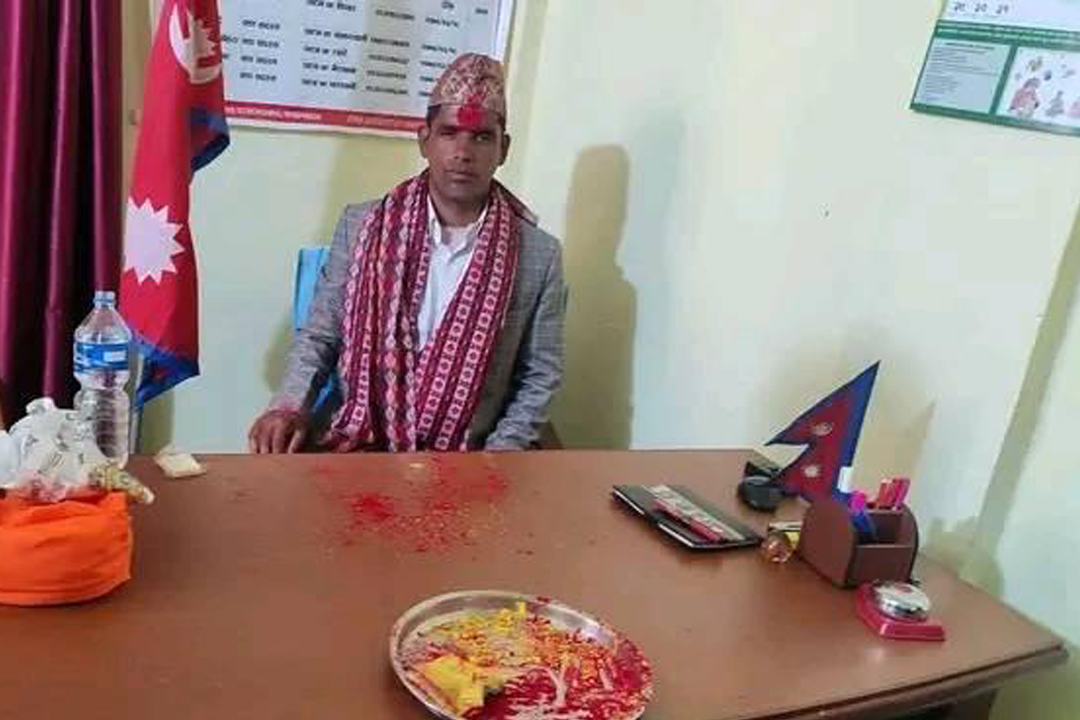 वडाबासीको विद्युतको बील तिर्दै वडा अध्यक्ष भाट 